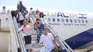 French Jews make Aliyah (Photo: Motti Kimchi)